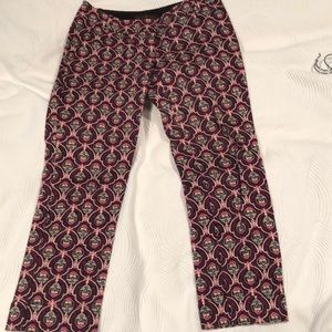 Crop stretch pants in funky paisley design